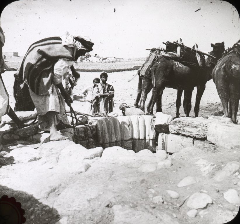 上图:俄勒冈州立大学收藏的亚伯拉罕井1910年的照片,照片中可以看出,井口的石头已经被井绳磨出了许多很深的痕迹。别是巴遗址附近发现了7口井,2口大的,5口小的,历史有几千年,可能是亚伯拉罕和以撒所挖的,所以被称为亚伯拉罕井。亚伯拉罕和以撒在挖这些井的时候,绝不会想到这些井在将近三千年以后,在神收回耶路撒冷和应许之地的过程中起了关键的作用。