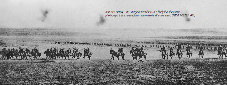 上图:1917年10月31日,英军澳大利亚轻骑兵旅绕道东面,从防守松懈的沙漠发起了史上最后一次成功的骑兵冲锋。在机关枪的时代,骑兵只是骑马的步兵,骑马到前线、下马投入战斗。但这些远道而来的骑兵却没有停下来,而是出人意外地直接发起冲锋,用刺刀当军刀。困惑的土耳其守军甚至都忘了重新设定步枪标尺,以致大部分子弹都从骑兵们头顶飞过。骑兵们不到一个小时就占领了别是巴,大部分水井都未被毁坏。虽然别是巴的水井并不足以供应数万英军及其马匹,但神的手进行了干预,战前6天下了雷雨,地上留下了许多水塘,解决了英军马匹的饮水问题。