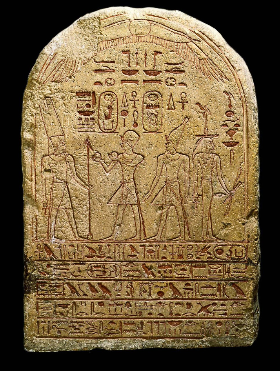 上图:古埃及十八王朝女法老哈特谢普苏特的石版(Stele of Hatshepsut and Thutmose III,主前1473-1458年在位),现存于梵蒂冈博物馆。上面刻着戴着蓝色王冠的哈特谢普苏特正在向太阳神阿蒙-拉献祭,右边是未来的法老图特摩斯三世,戴着上埃及的白色王冠。同一时代的西奈法版,也可以完好地保存到现代。