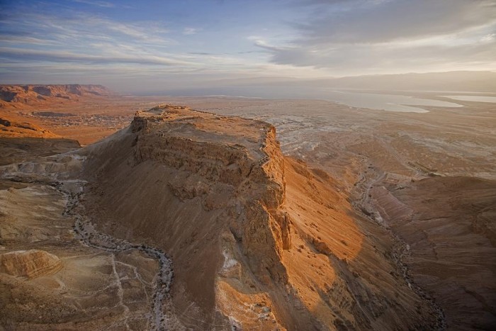 上图:世界遗产马萨达(Masada)是犹大旷野与死海交界处的一座岩石山顶,位于大卫躲藏的隐·基底(撒上二十三29)南边22公里。马萨达东侧悬崖高约450米,西侧悬崖高约100米,山顶平整,道路险峻,是以色列最有名的一个「磐石」,也是大卫写诗时最容易联想到的「磐石」。