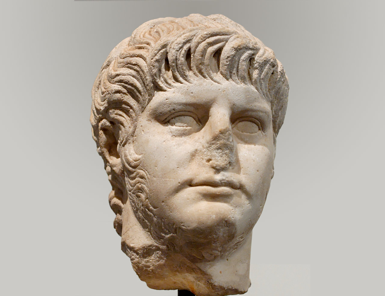 上图:被施以除忆诅咒(Damnatio memoriae)的尼禄雕像,尼禄的鼻子已被挖去。除忆诅咒,指从人们的记忆中消除某个人的存在。这是在古罗马元老院对于某些已故人士的惩罚,遭到除忆诅咒的人士生前曾经出现过的铭文、雕像、货币、文字记录等等,全都要被销毁、抹去或改写,仿佛他们不曾存在过一样。