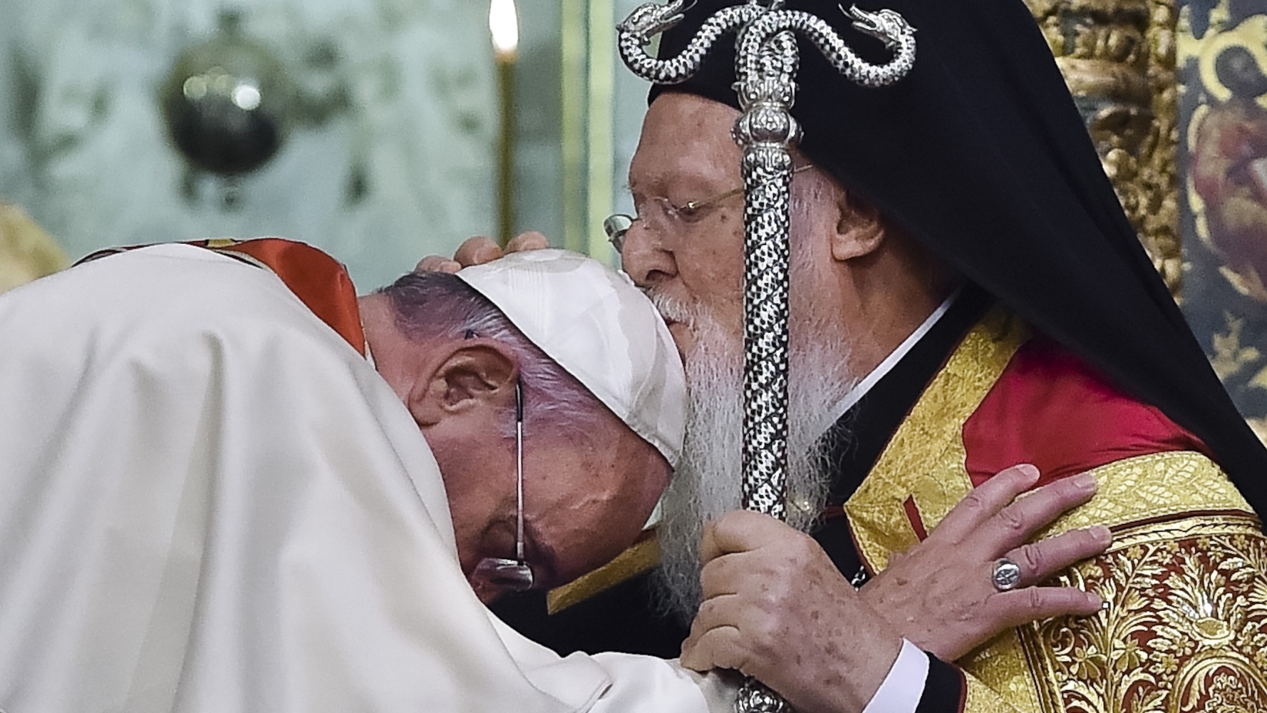 上图:2014年11月,天主教教宗方济各 (Pope Francis)在伊斯坦布尔会见东正教君士坦丁堡普世牧首巴尔多禄茂( Ecumenical Patriarch Bartolomeos I)时,请巴尔多禄茂为他亲嘴祝福,以特别表明基督教会的合一。